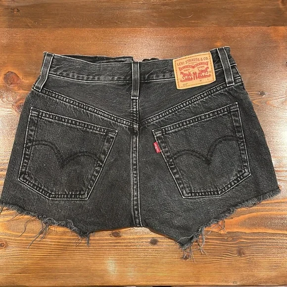 Black denim 501 Levi shorts - Picture 2 of 5